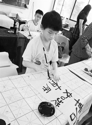 中國(guó)僑網(wǎng)圖為馬來(lái)西亞一所華文獨(dú)立中學(xué)的學(xué)生在練習(xí)書(shū)法