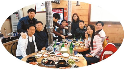 中國僑網(wǎng)圖為本文作者(右二)與TBC部分學(xué)生聚餐
