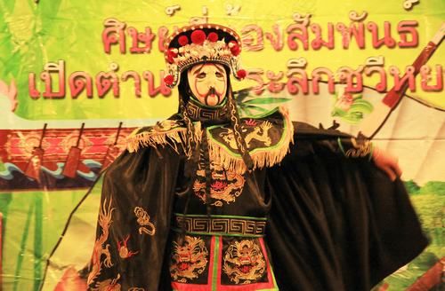 中國僑網(wǎng)高三學(xué)生為大家表演京劇變臉
