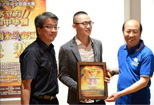中國僑網(wǎng)米蘭總領(lǐng)館副總領(lǐng)事黃永躍及賽事組委會主任為第一名毛軒軒頒獎。(歐洲《華人街》)