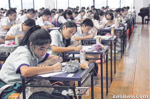 中國僑網(wǎng)來自80多所中學(xué)的代表在新蕾獎(jiǎng)華文創(chuàng)作比賽現(xiàn)場(chǎng)發(fā)揮想象力,,揮灑創(chuàng)意,。(新加坡《聯(lián)合早報(bào)》)