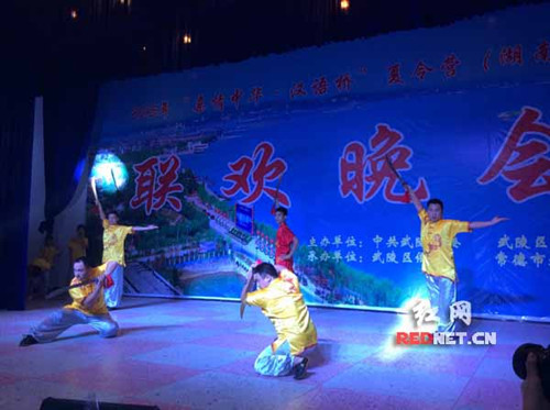 常德青少年與華裔青少年共同演繹的武術(shù)《男兒當(dāng)自強》