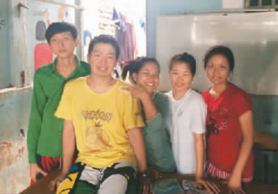 圖為吉米(左二)和柬埔寨學生在一起