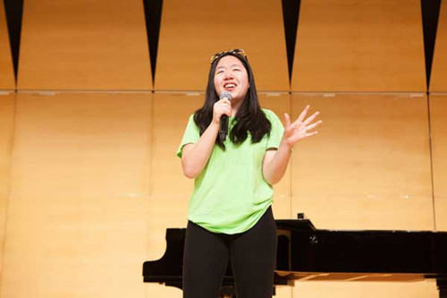 7月24日,澳洲華裔青少年選手畢楠溪在當日的訓(xùn)練中演唱,。(澳大利亞澳洲網(wǎng)/李亮