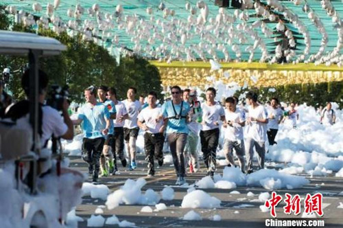選手舉行火熱“泡泡跑”