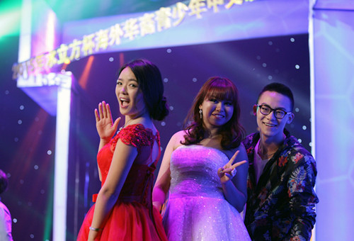 阿聯(lián)酋選手藍(lán)嵐(左)摘得金獎,印尼選手古椿晶(中)和意大利選手毛軒軒(右)兩位選手摘得銀獎,。(法國《歐洲時報(bào)》/卞正鋒