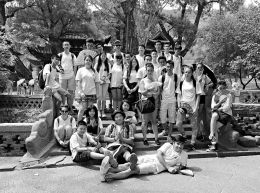 參加這次尋根之旅的青少年在晉祠公園合影,。