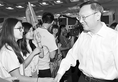 圖為國務(wù)委員楊潔篪與營員握手,。(張勤
