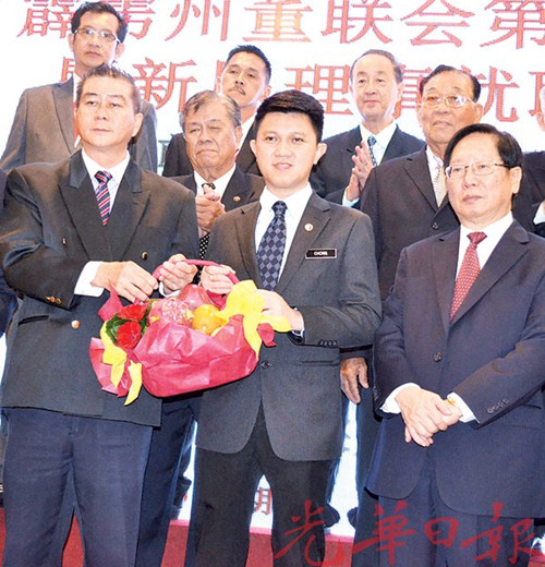 李官仁(左)贈(zèng)送紀(jì)念品予副教長(zhǎng)張盛聞,在場(chǎng)者包括董總主席劉利民(右1)。