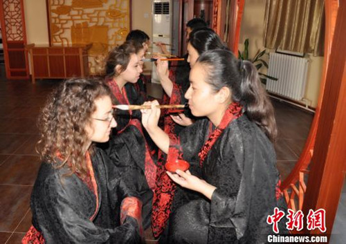 圖為中國教師為外國學子“朱砂啟智”。李洋