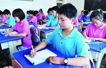 小學生在國學課上進行漢字聽寫練習,。萬重