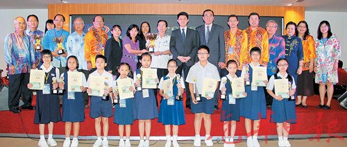 第31屆全國(guó)華文小學(xué)華語演講暨筆試比賽優(yōu)勝者與副教長(zhǎng)張盛聞(右8)及大會(huì)職員合影,,右7是王超群,,左5蔡明永,。