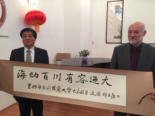 胡立民分別向羅蘭大學(xué)及其孔子學(xué)院贈(zèng)送書法作品。(圖:匈牙利華通社)