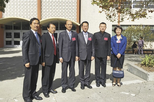 中領(lǐng)館和灣區(qū)教育官員慶祝孔子學(xué)院成立十周年,,左二謝家新,,左三羅林泉。(記者王湛
