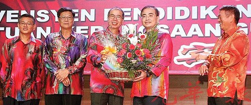 曾慶安(左3)贈送水果禮籃予魏家祥,;左1起王金忠,、張錦祥,、李金友,。