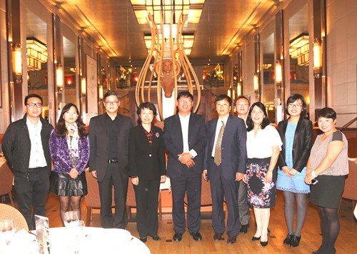 座談會后,修剛校長(左5),、張秀琴大使(左4),、馬燕生公參(左3)與張國強總經(jīng)理(右4)等校友合影留念,。