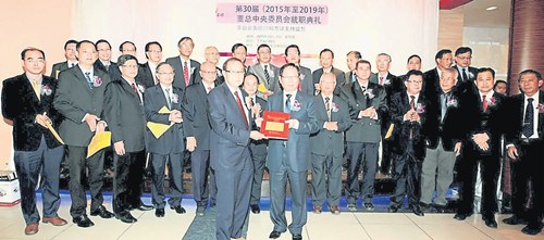 劉利民(右)代表董總,從主持監(jiān)誓的會務(wù)顧問胡萬鐸手中接過宣誓書,。