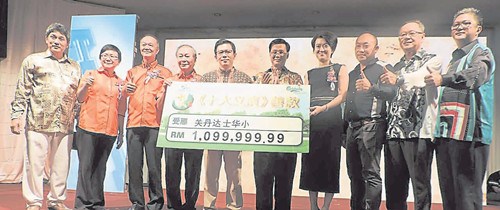 馬來西亞Carlsberg集團(tuán)企業(yè)公關(guān)傳媒及社會責(zé)任總監(jiān)賴明珠(右四)