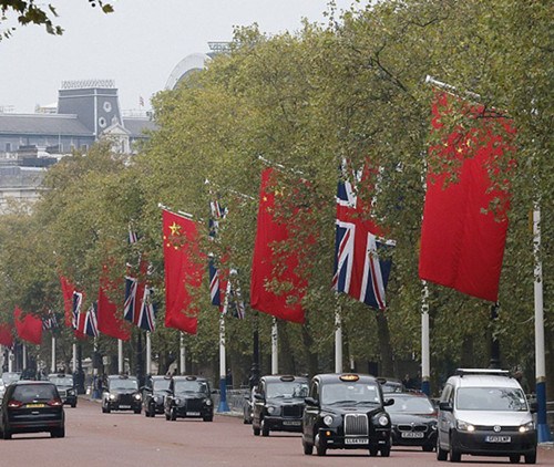 習(xí)近平主席訪英前夕,,倫敦街頭掛滿中英兩國國旗,。來源:央廣網(wǎng)