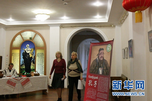 兩名白國立科技大學(xué)的教職工從孔子像前走過,。新華社記者陳俊鋒