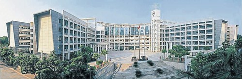 深圳市耀華實(shí)驗(yàn)學(xué)校擁有現(xiàn)代化教學(xué)大樓,占地3萬(wàn)1117平方米,,是中國(guó)國(guó)內(nèi)著名的超常與國(guó)際化教育學(xué)府,。
