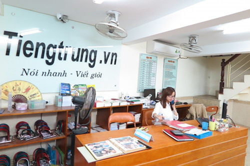 漢語中心的前臺(tái)小姐正在受理業(yè)務(wù)。攝影:中國(guó)日?qǐng)?bào)駐河內(nèi)記者