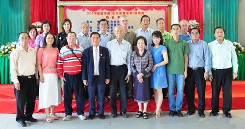 梁冰主席,大眾學(xué)校校董,,各校校長(zhǎng)和講師團(tuán)成員合影