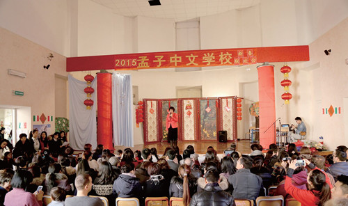 解穎在2015年孟子中文學校新春聯(lián)歡晚會現(xiàn)場講話,。(圖片來源:歐洲時報記者方曼青