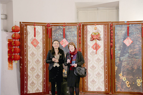 新春聯(lián)歡晚會(huì)上,意大利人與華人共同表演。(圖片來(lái)源:歐洲時(shí)報(bào)意大利版)