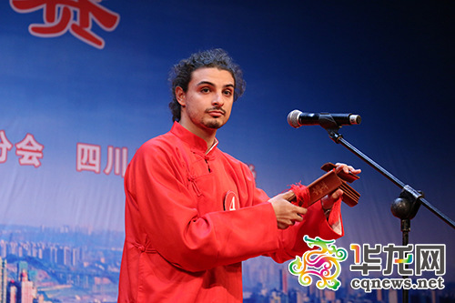 來自意大利的留學(xué)生孫為正在表演打快板,。受訪者供圖