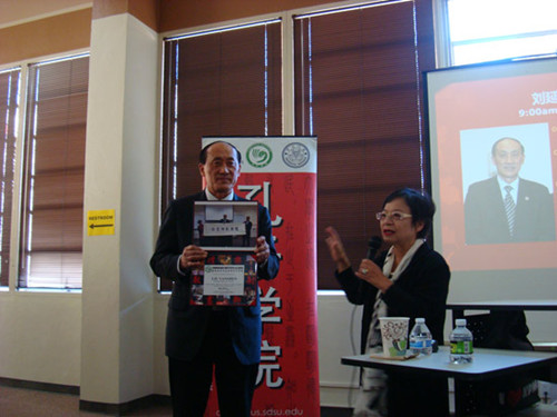 劉麗容院長給劉延申教授頒發(fā)感謝狀