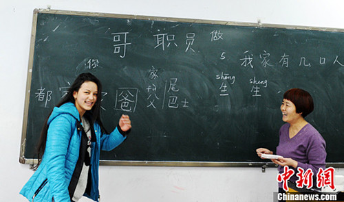 西北師范大學(xué)2015年?yáng)|干班代課老師告訴中新社記者,在與東干族新生互動(dòng)時(shí)會(huì)發(fā)現(xiàn),,東干語(yǔ)保留著很多陜甘方言的“土話”,。楊艷敏