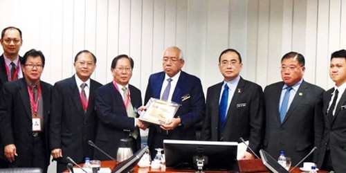 董總領導層與教育部長馬哈茲爾首次會面,,在融洽氣氛下進行,圖為劉利民(左4)贈送以加影董教總教育中心建筑物為主題的雕刻品予馬哈茲爾(左5),。左起莊俊隆,、傅振荃、張賢炳,、魏家祥,、張慶信和張盛聞,。