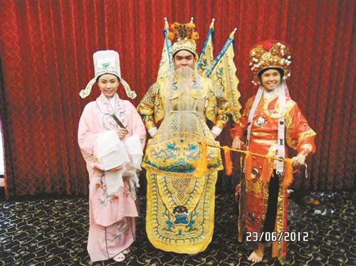 穿上京劇戲服的羅俊勇(中)顯得威風(fēng)凜凜,。(受訪者供圖)