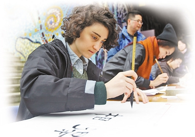 獲得書法一等獎的阿麗莎現(xiàn)場表演,。