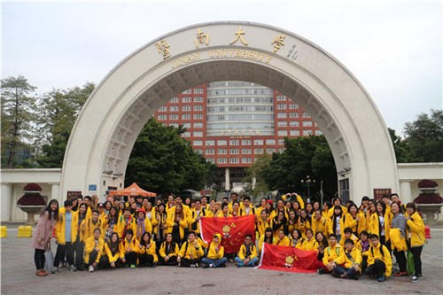 營員們在暨南大學校門合影
