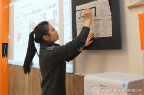 葉明老師向?qū)W生演示中國(guó)書法