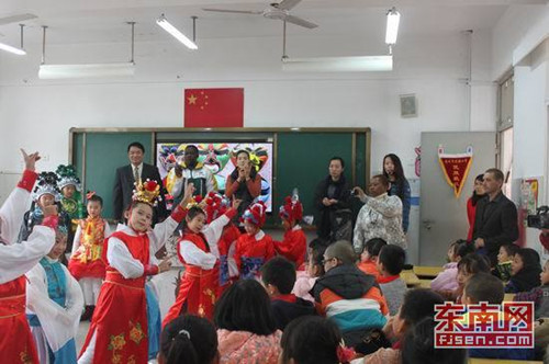 南非校長學(xué)習(xí)中國戲曲