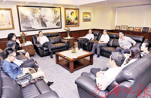 丹斯里黃榮盛局紳全民團(tuán)結(jié)慈善基金會(huì)移交款項(xiàng)予威南日新建委會(huì),由李振興代領(lǐng),李玉麒見證,,謝舜賢及一眾出席的基金會(huì)及建委會(huì)成員陪同,。