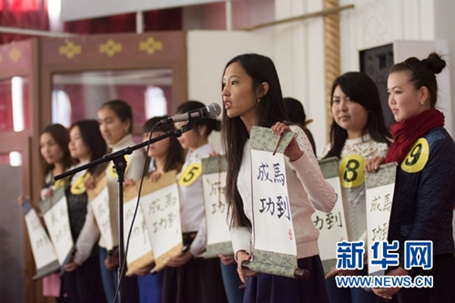 20名進(jìn)入決賽的選手手捧“馬到成功”的提名榜亮相決賽。新華社發(fā)(丹尼爾攝)