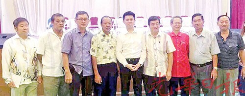 教育部移交33萬(wàn)令吉撥款給尤侖區(qū)3所華小代表接領(lǐng)后合影,,左起林南義,、劉財(cái)?shù)隆⒘稳鹋d,、呂孫發(fā),、張盛聞,、黃亞來(lái),、梁榮光、施泉盛及徐永強(qiáng),。