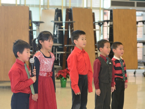 不怯場的孩子們表演節(jié)目,。(希望中校蓋城校區(qū)提供)