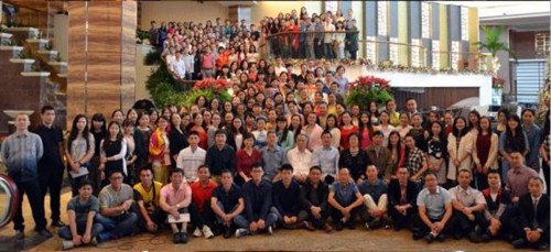 陳永栽博士,、華教中心領(lǐng)導(dǎo)和全體外派教師合影留念