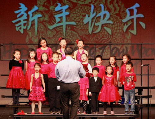 希望中校泰城校區(qū)期末演出,,合唱表演“踏雪尋梅”,。(圖:希望中文學(xué)校蓋城校區(qū)提供)
