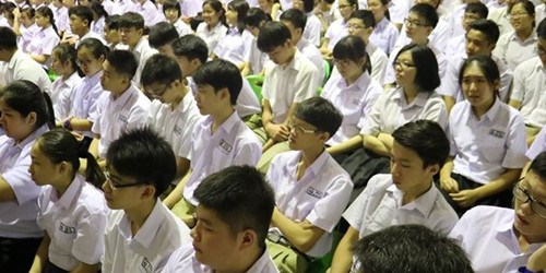 古晉中華第一中學今年的學生人數(shù)創(chuàng)新高達1800人,開設48班,教職員達105人,校園內(nèi)充滿生機活力,。