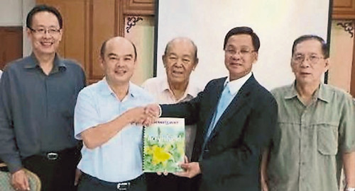 方天興(右二)代表華總,感謝全面贊助華總大廈建筑物漆料和漆工的拿督劉文興(左二),。