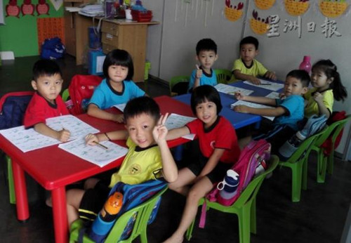 來自馬越夫妻家庭的孩子紛紛進(jìn)入幼兒園,,與同學(xué)們一起快樂上學(xué),。后排左三是林啟福的孩子。(馬來西亞《星洲日?qǐng)?bào)》)