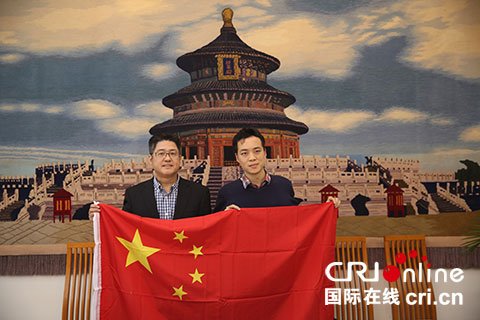 中國駐印度大使和武侯高級(jí)中學(xué)羅強(qiáng)老師及他的"特別的國旗"合影送別,。