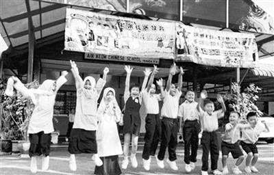 檳城州威北本那牙益僑學(xué)校開學(xué)第一天非華族學(xué)生超過半數(shù),。據(jù)馬來西亞《星洲日?qǐng)?bào)》