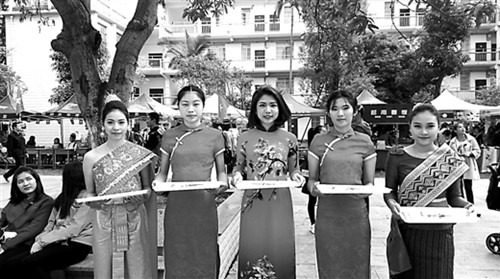 2015年12月27日,,廣西民族大學(xué)國教院喜慶建院十周年,,東盟留學(xué)生代表與中國同學(xué)一起擔(dān)任禮儀大使,,歡迎海內(nèi)外校友歸來,。